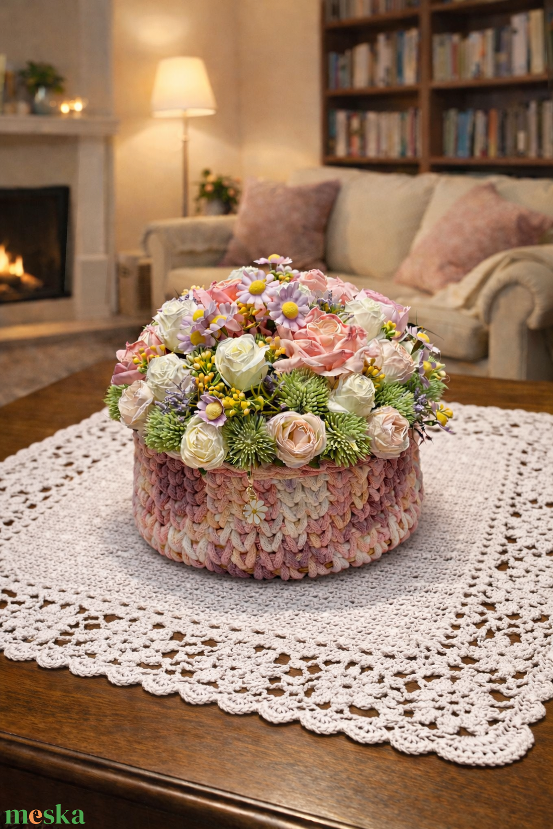 Horgolt virágtartó virágokkal - otthon & életmód - virágdekoráció - virágdíszek - asztali virágdísz - Meska.hu