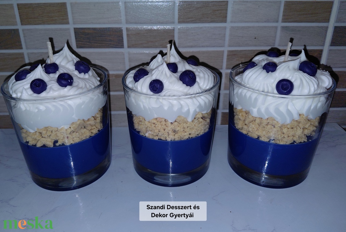 Áfonyás süti illatú gyertya  - kellékek & szerszámok - dekorációs kellékek - dekorációs gyertya - Meska.hu