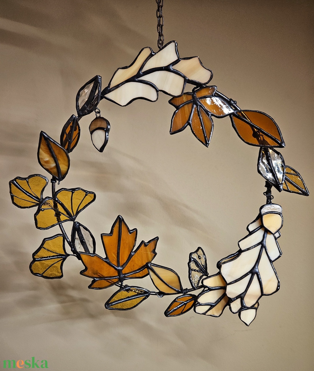 Őszi Tiffany-üveg koszorú tölgy-, gingko- es juharlevelekkel - otthon & életmód - dekoráció - ajtó- és ablak dekoráció - ablakdísz - Meska.hu