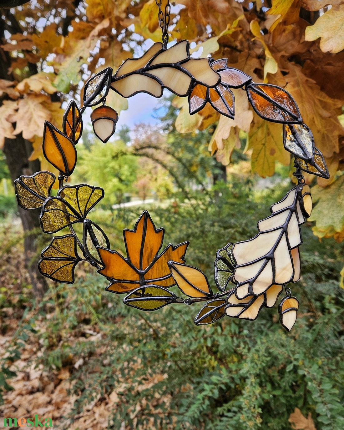 Őszi Tiffany-üveg koszorú tölgy-, gingko- es juharlevelekkel - otthon & életmód - dekoráció - ajtó- és ablak dekoráció - ablakdísz - Meska.hu