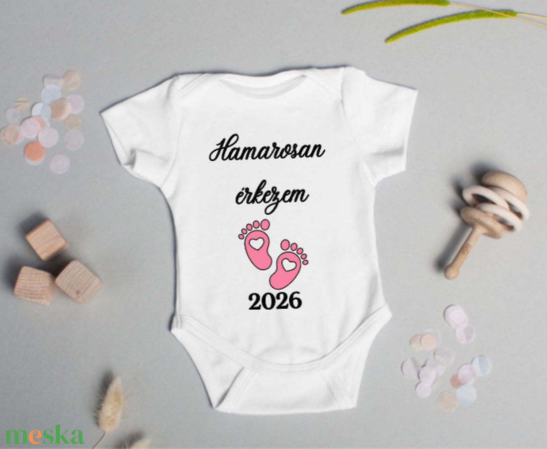 Baba body -Hamarosan érkezem lány - baba - mama - babaemlékek - bababejelentők - Meska.hu
