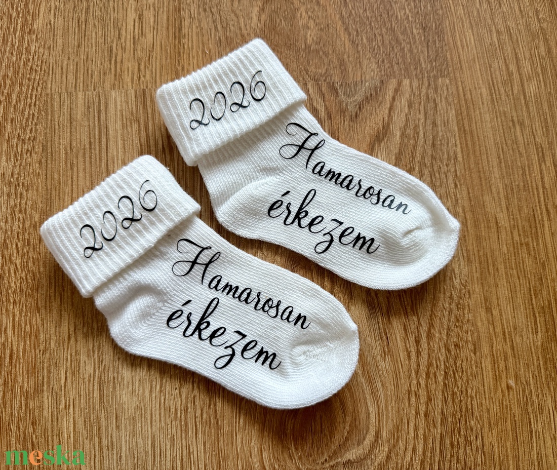 Hamarosan érkezem - Baba bejelentő zokni - baba - mama - babaemlékek - bababejelentők - Meska.hu