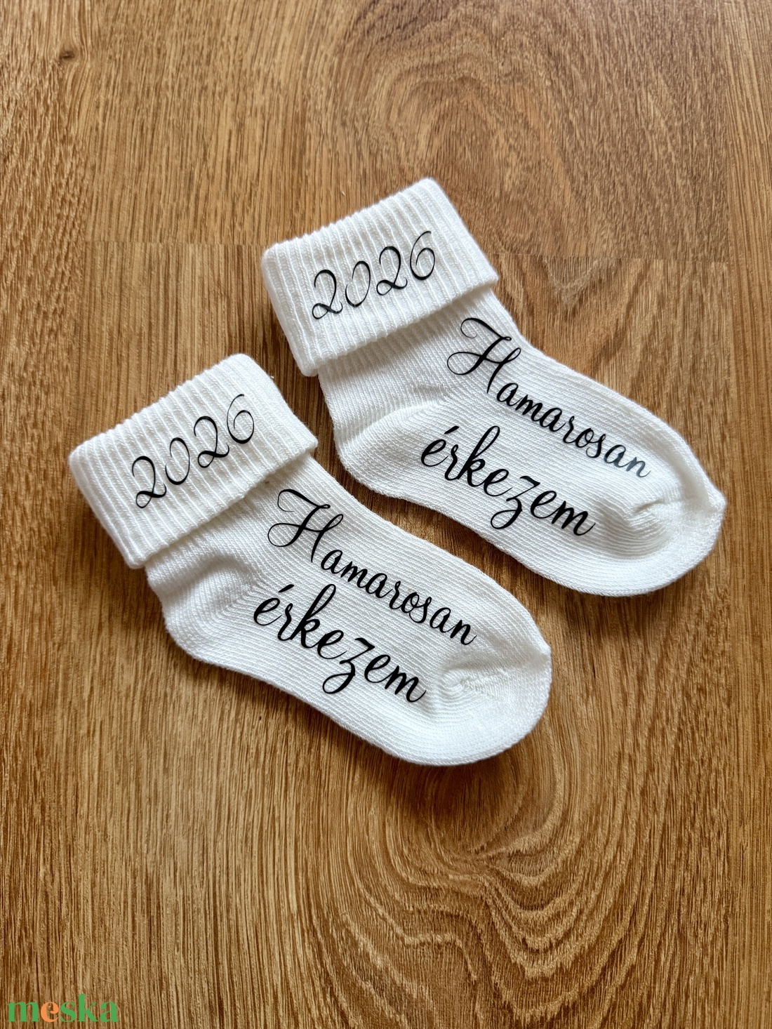 Hamarosan érkezem - Baba bejelentő zokni - baba - mama - babaemlékek - bababejelentők - Meska.hu