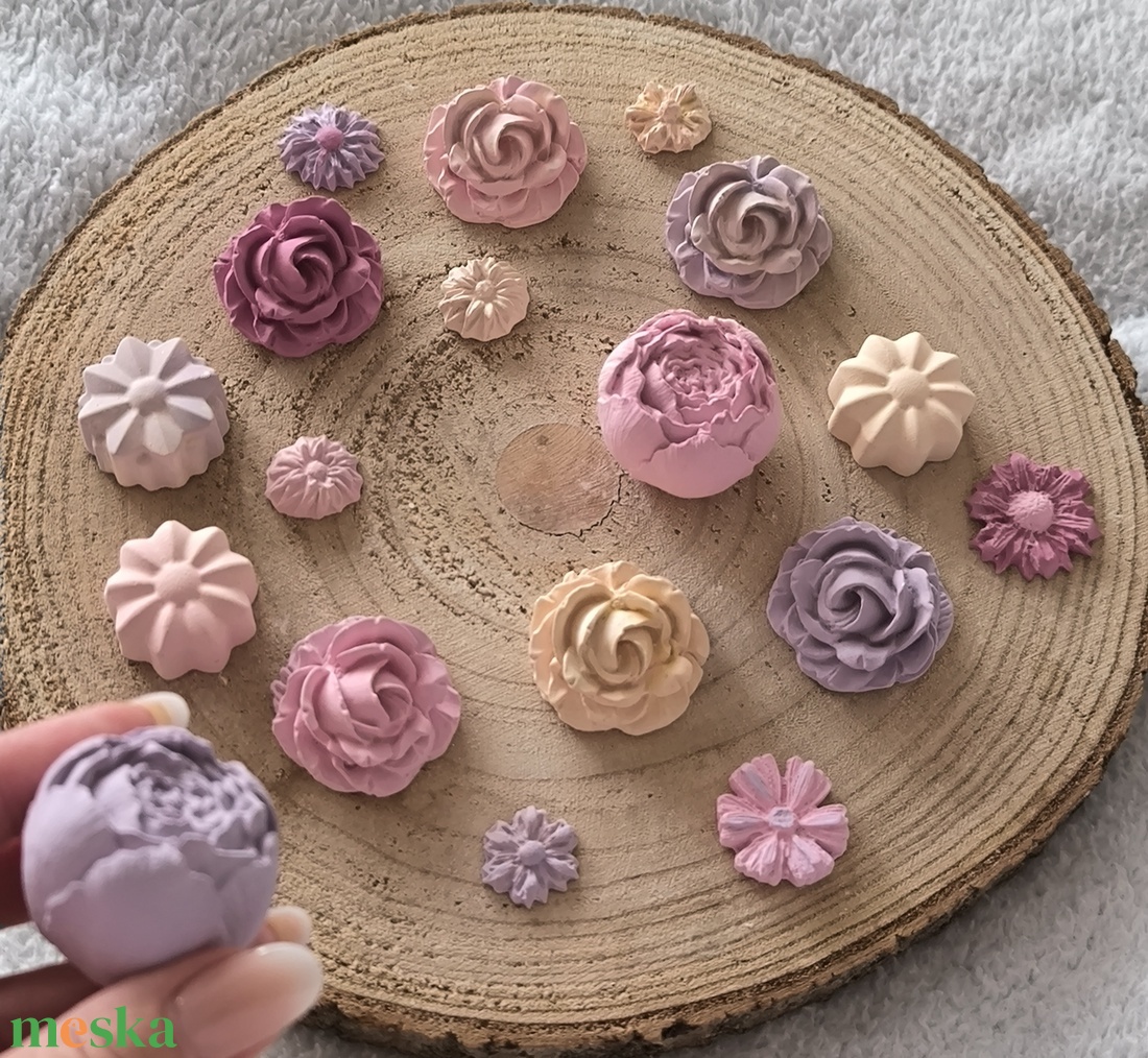 Festett gipsz dekorációs virágok - kellékek & szerszámok - dekorációs kellékek - figurák - Meska.hu