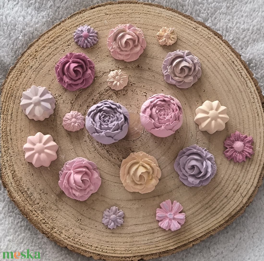 Festett gipsz dekorációs virágok - kellékek & szerszámok - dekorációs kellékek - figurák - Meska.hu