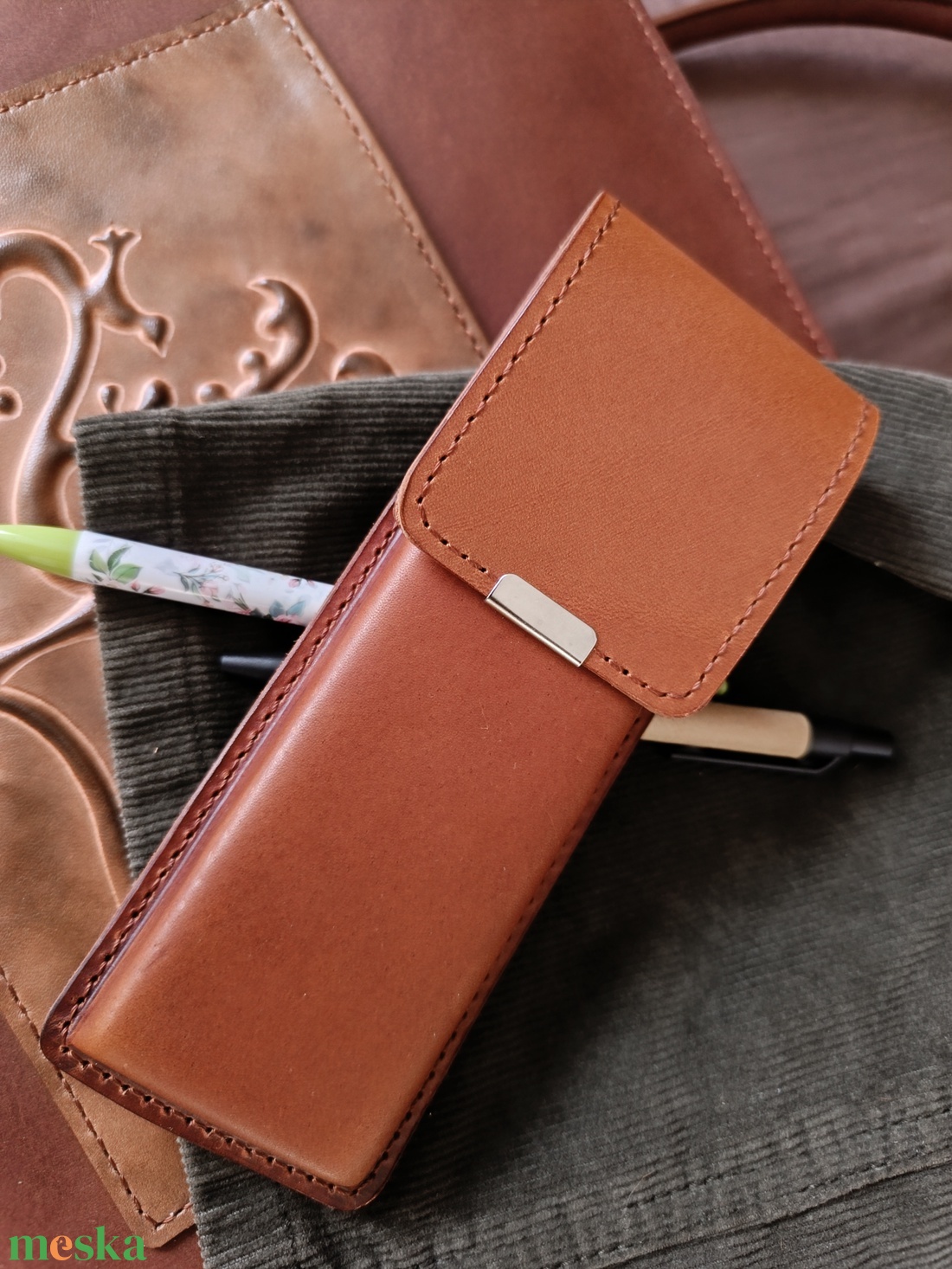 Barna bőr tolltartó - otthon & életmód - papír, írószer - tolltartó & ceruzatekercs - Meska.hu