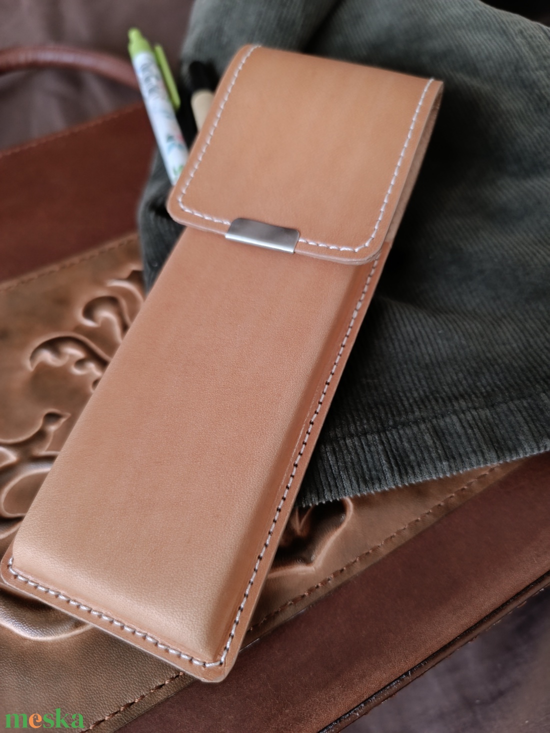 Világosbarna bőr tolltartó - otthon & életmód - papír, írószer - tolltartó & ceruzatekercs - Meska.hu