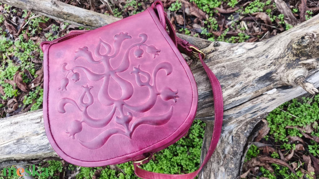 Domborított bőr táska - táska & tok - kézitáska & válltáska - válltáska - Meska.hu