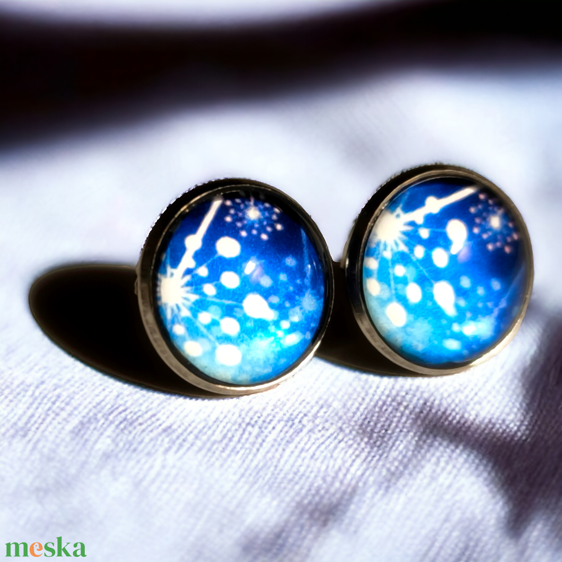Kék pitypang mintás üveglencsés cabochon fülbevaló - ékszer - fülbevaló - pötty fülbevaló - Meska.hu Kék pitypang mintás üveglencsés cabochon fülbevaló - ékszer - fülbevaló - pötty fülbevaló - Meska.hu