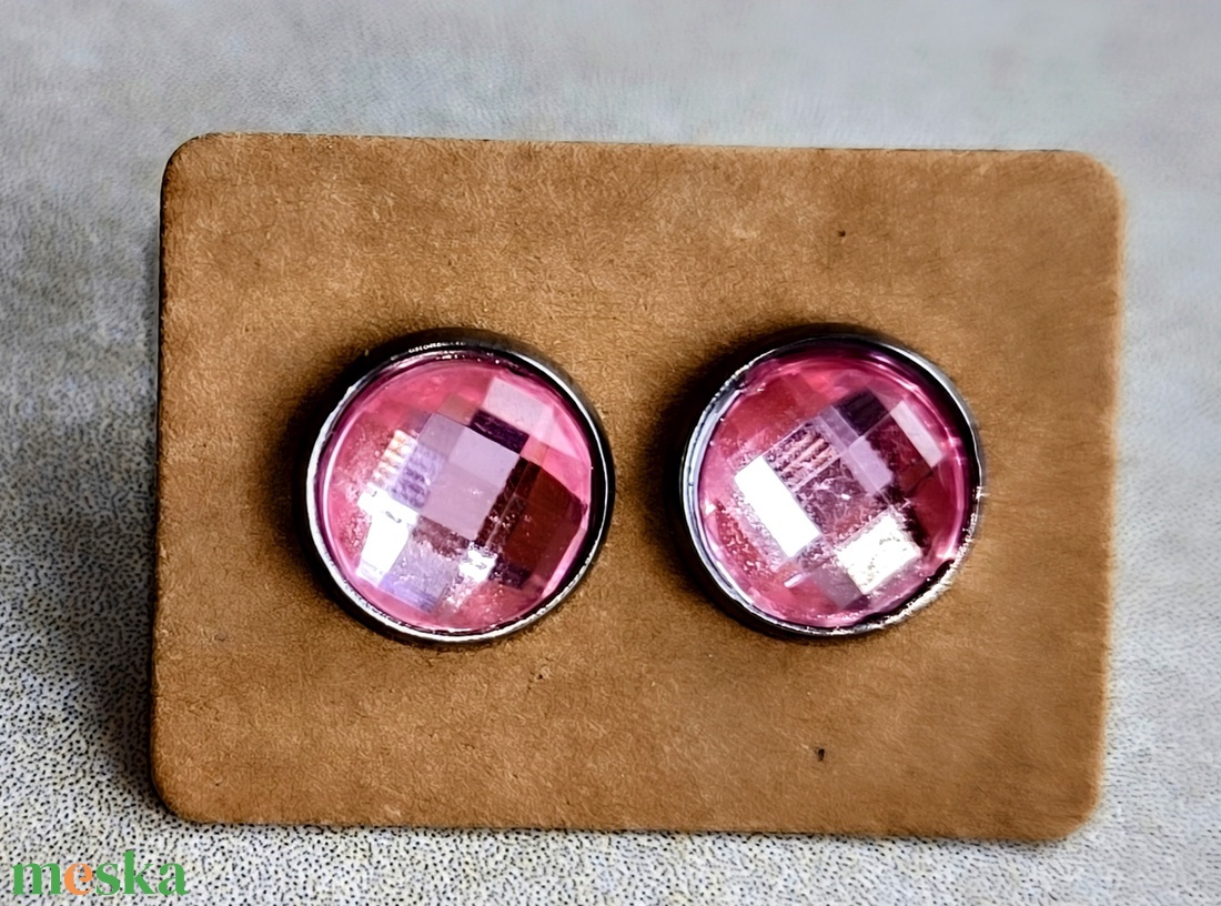 Rózsaszín cabochon fülbevaló - ékszer - fülbevaló - pötty fülbevaló - Meska.hu Rózsaszín cabochon fülbevaló - ékszer - fülbevaló - pötty fülbevaló - Meska.hu