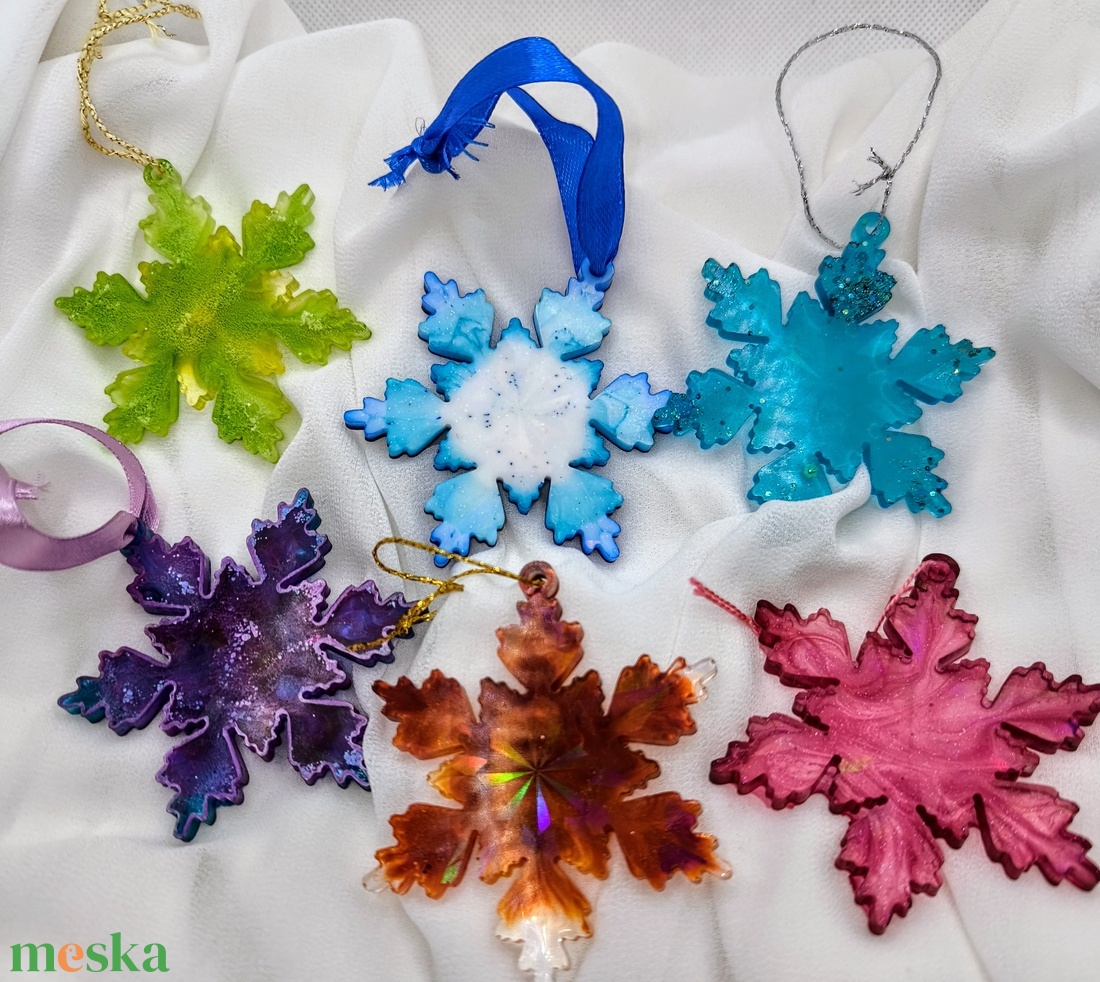 Színes hópehely díszek - karácsony - karácsonyi lakásdekoráció - karácsonyfadíszek - Meska.hu