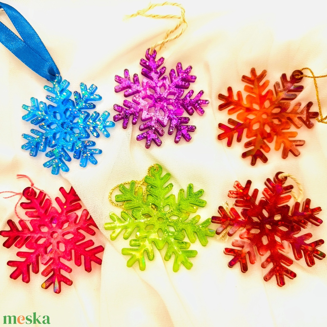 Színes hópehely díszek - karácsony - karácsonyi lakásdekoráció - karácsonyfadíszek - Meska.hu