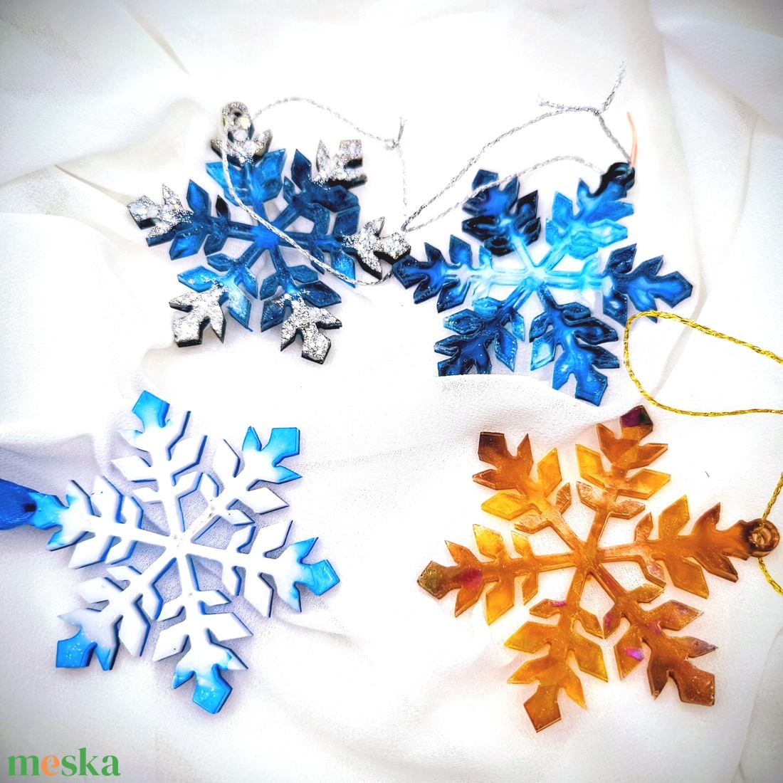 Színes hópehely díszek - karácsony - karácsonyi lakásdekoráció - karácsonyfadíszek - Meska.hu