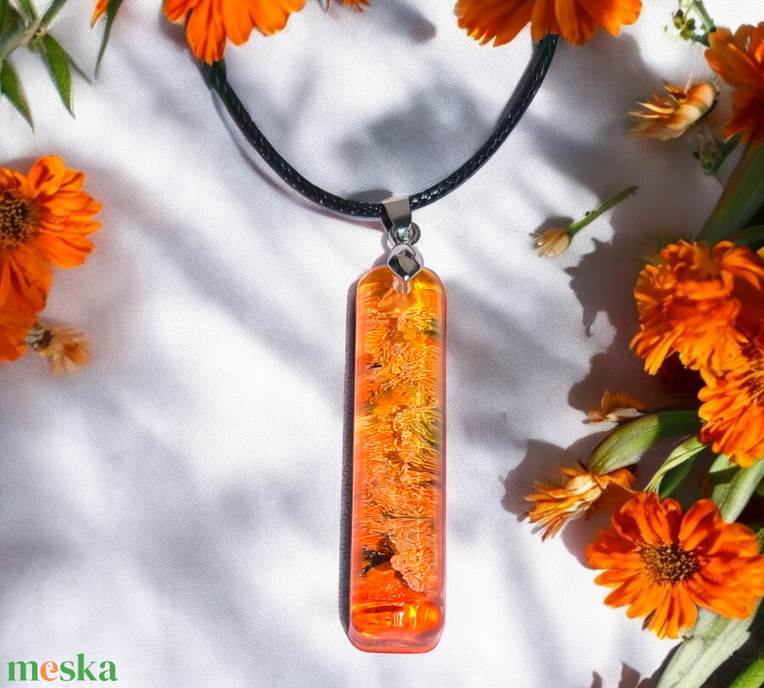 Nyaklánc narancsszínű medállal - ékszer - nyaklánc - medálos nyaklánc - Meska.hu
