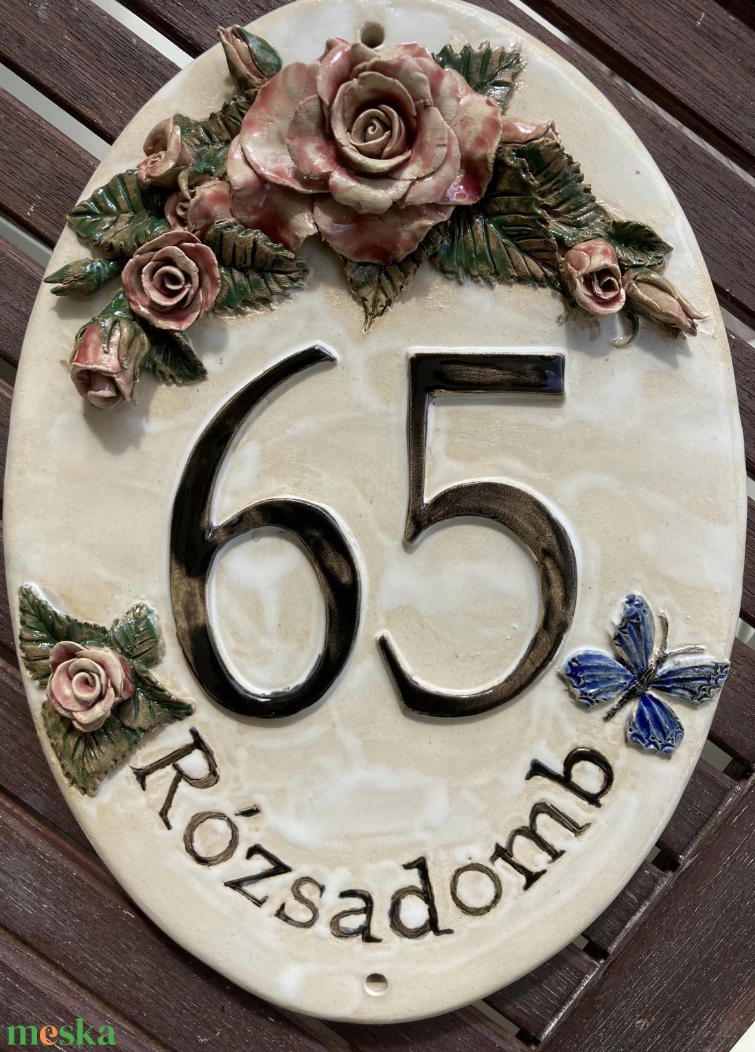 Ovális házszámtábla rózsával, pillangóval - otthon & életmód - ház & kert - házszám - Meska.hu