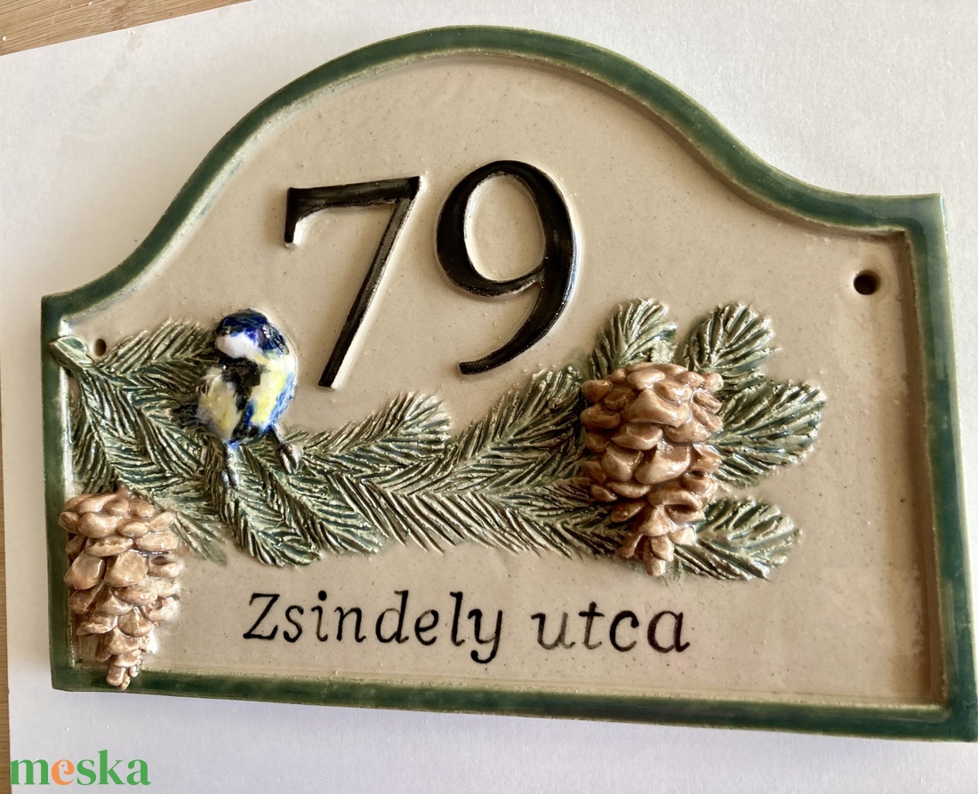 Bajusz formájú házszámtábla széncinkével, fenyőággal - otthon & életmód - ház & kert - házszám - Meska.hu Bajusz formájú házszámtábla széncinkével, fenyőággal - otthon & életmód - ház & kert - házszám - Meska.hu