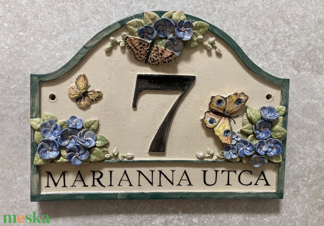 Bajusz formájú házszámtábla pillangókkal, nefelejcsekkel - otthon & életmód - ház & kert - házszám - Meska.hu