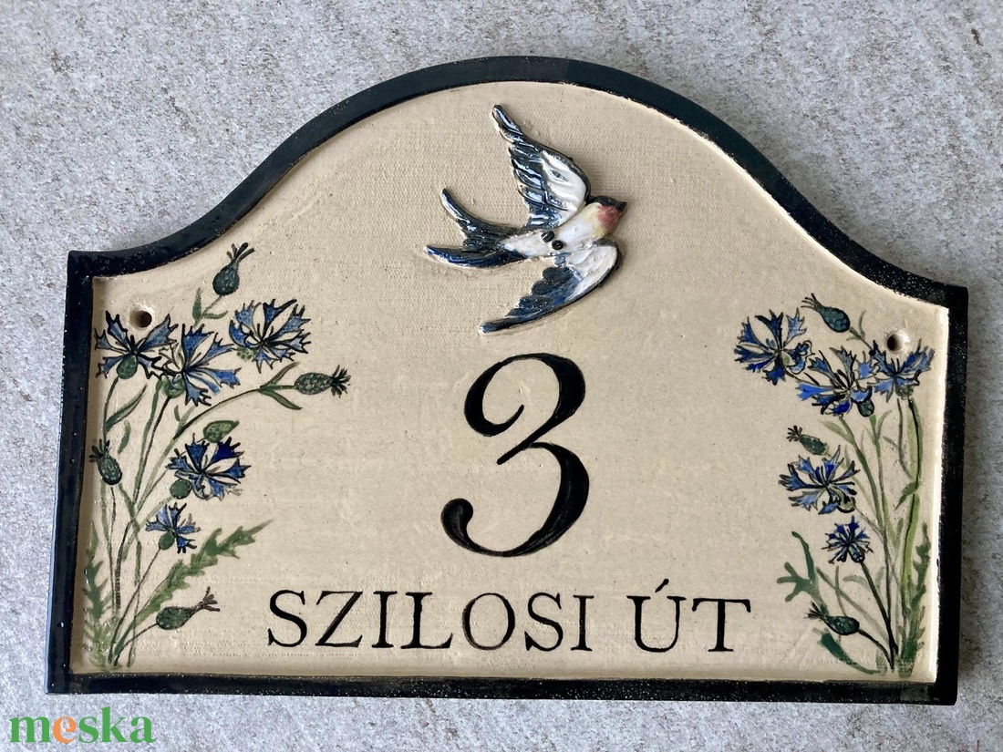 Bajusz formájú házszámtábla fecskével, festett búzavirággal - otthon & életmód - dekoráció - kép & falikép - táblakép - Meska.hu Bajusz formájú házszámtábla fecskével, festett búzavirággal - otthon & életmód - dekoráció - kép & falikép - táblakép - Meska.hu