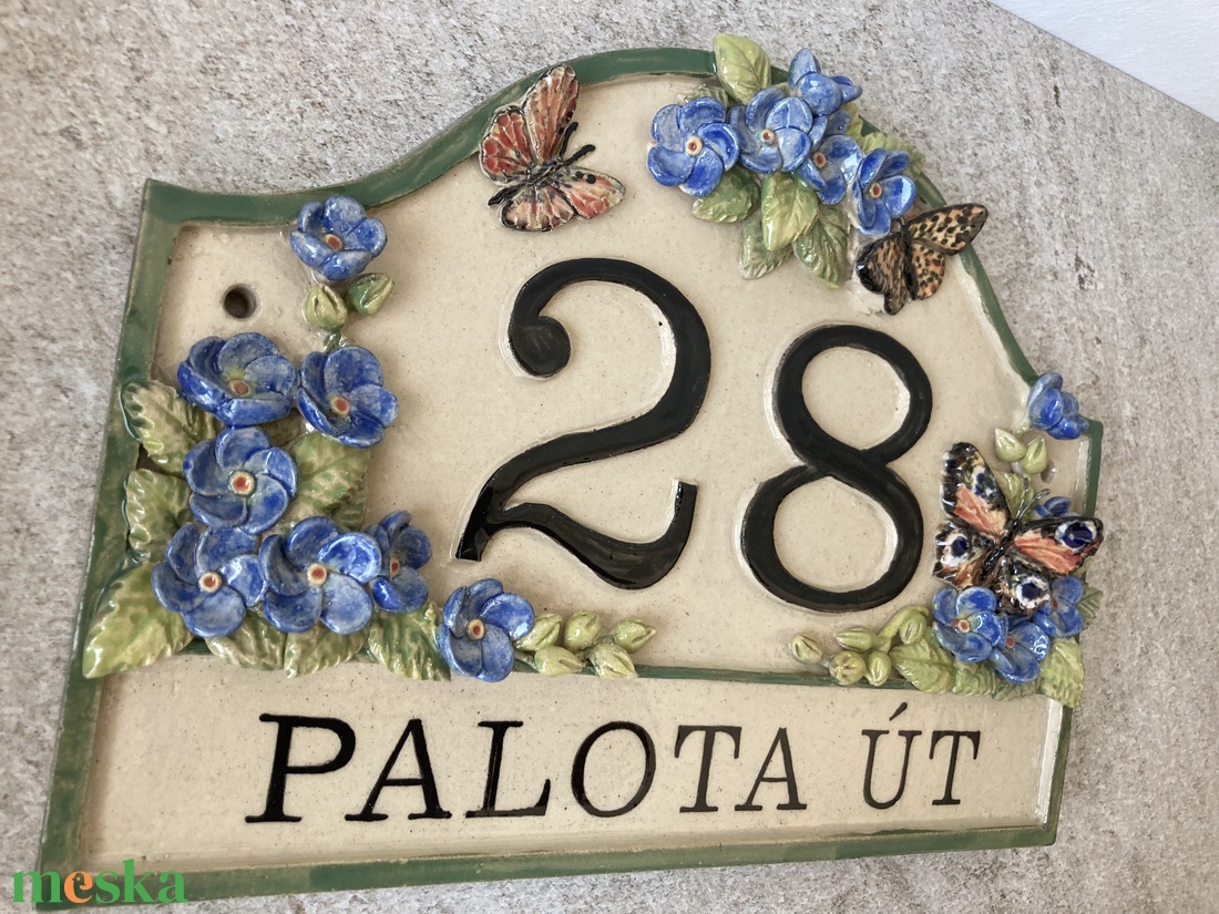Bajusz formájú házszámtábla pillangókkal, nefelejcsekkel - otthon & életmód - ház & kert - házszám - Meska.hu