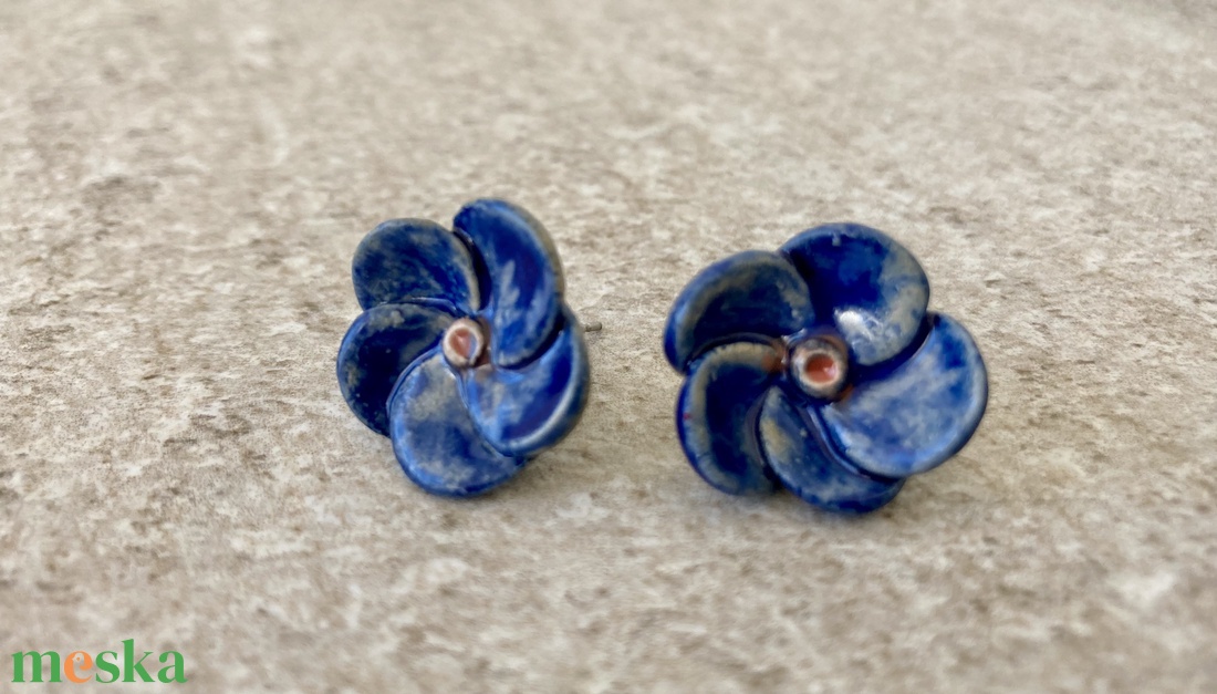Nefelejcses kerámia fülbevaló - ékszer - fülbevaló - pötty fülbevaló - Meska.hu