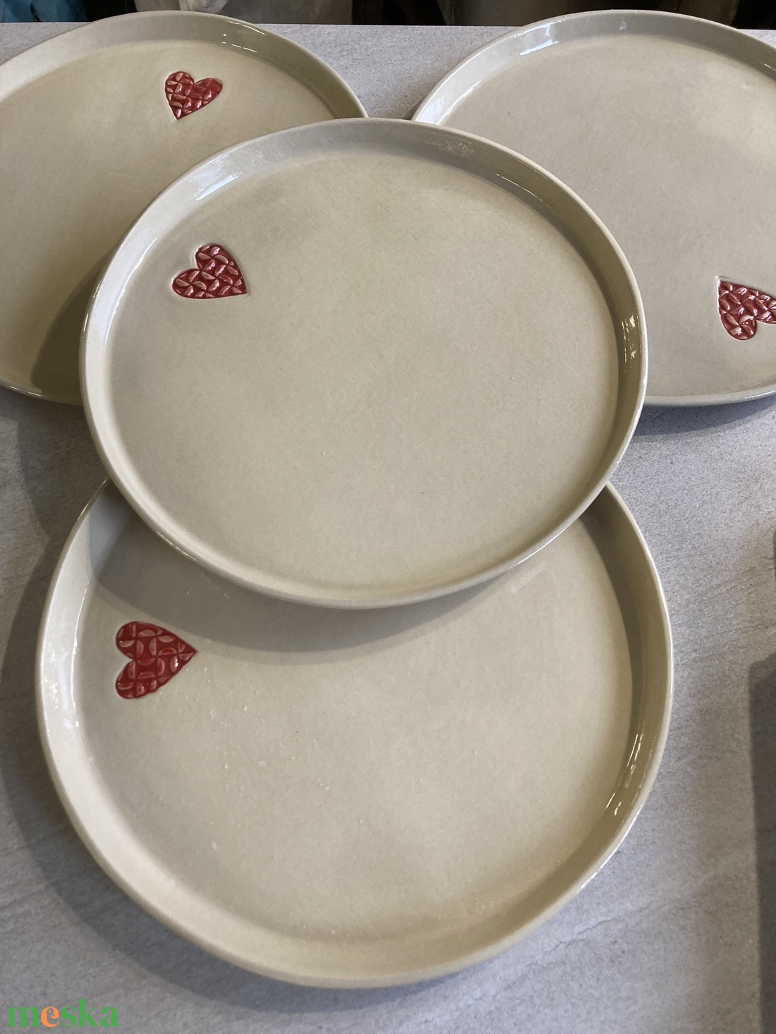 Lapos tányér szívvel - otthon & életmód - konyhafelszerelés, tálalás - tálalás - tányér & étkészlet - Meska.hu