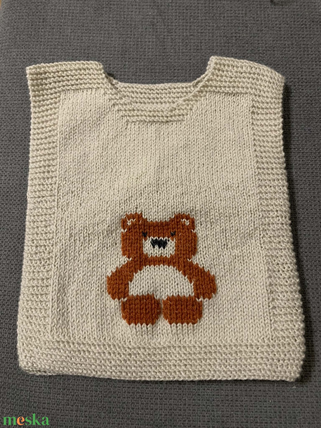 Kötött mellény maci mintával - ruha & divat - gyerekruha - gyerek mellény - Meska.hu