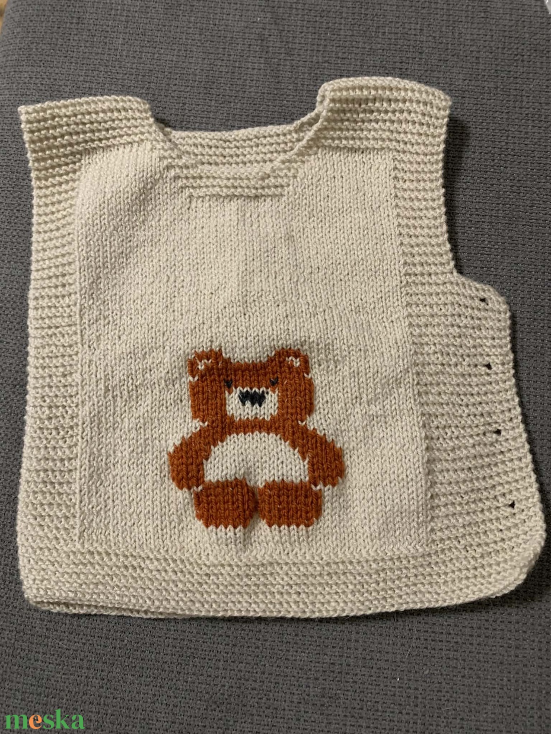 Kötött mellény maci mintával - ruha & divat - gyerekruha - gyerek mellény - Meska.hu