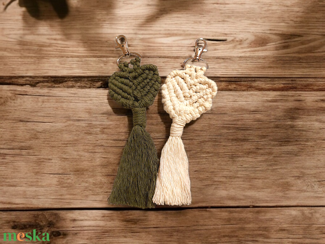 Makramé szív kulcstartó oliva zöld - táska & tok - kulcstartó & táskadísz - kulcstartó - Meska.hu Makramé szív kulcstartó oliva zöld - táska & tok - kulcstartó & táskadísz - kulcstartó - Meska.hu
