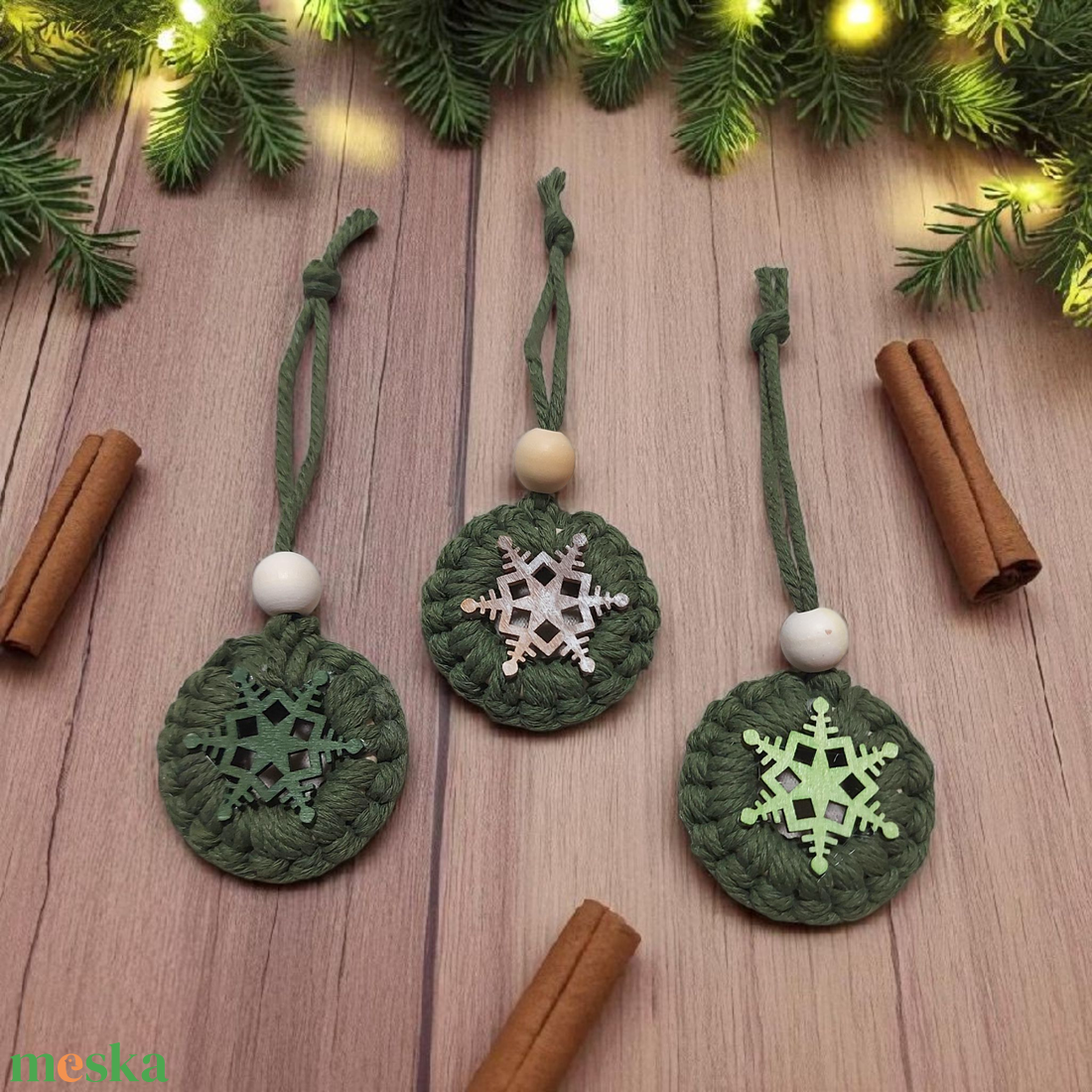 Karácsonyfadísz -zöld koszorú makramé - karácsony - karácsonyi lakásdekoráció - karácsonyfadíszek - Meska.hu