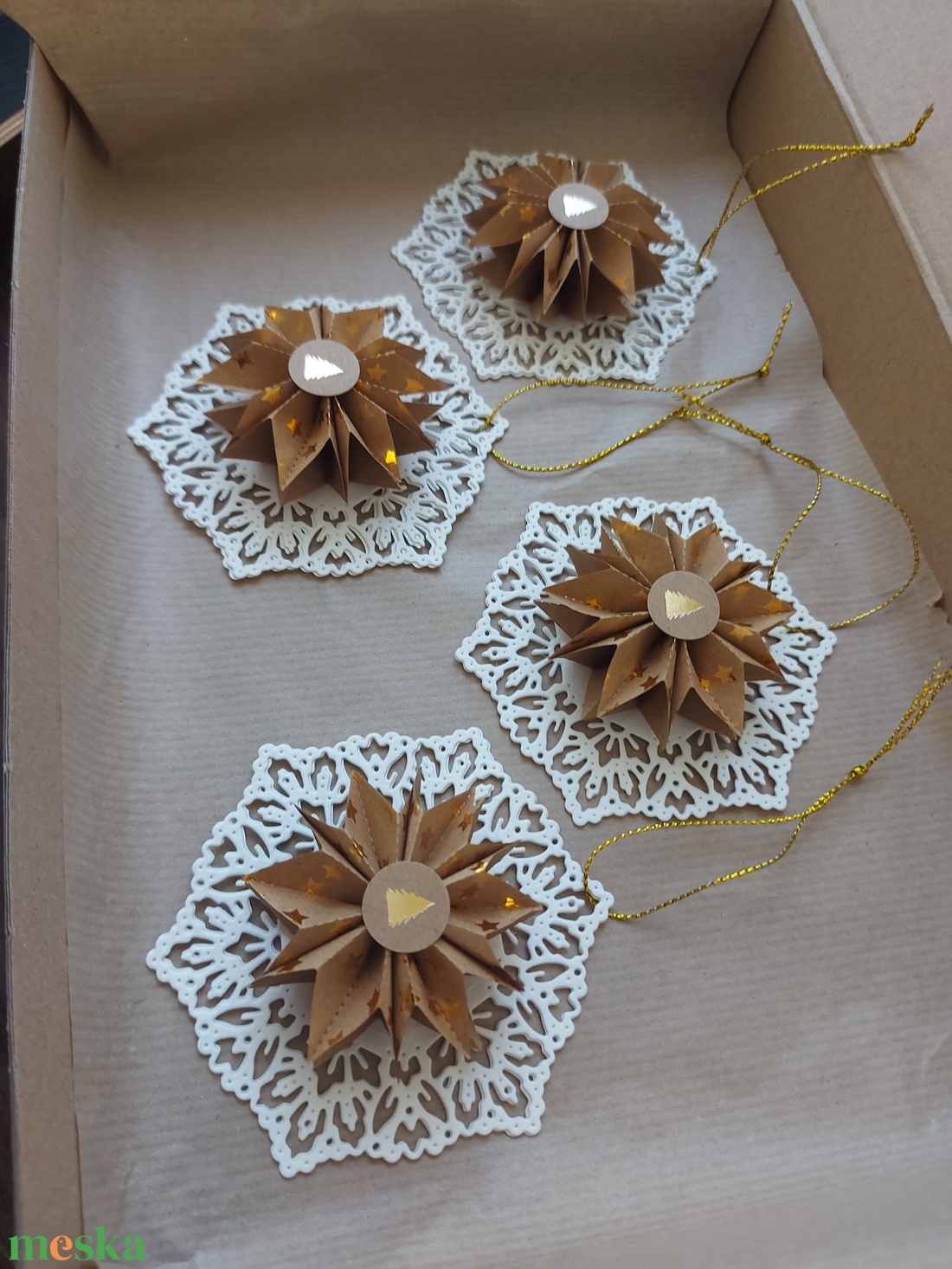 Karácsonyfadísz - Papír hópehely csillag - karácsony - karácsonyi lakásdekoráció - karácsonyfadíszek - Meska.hu