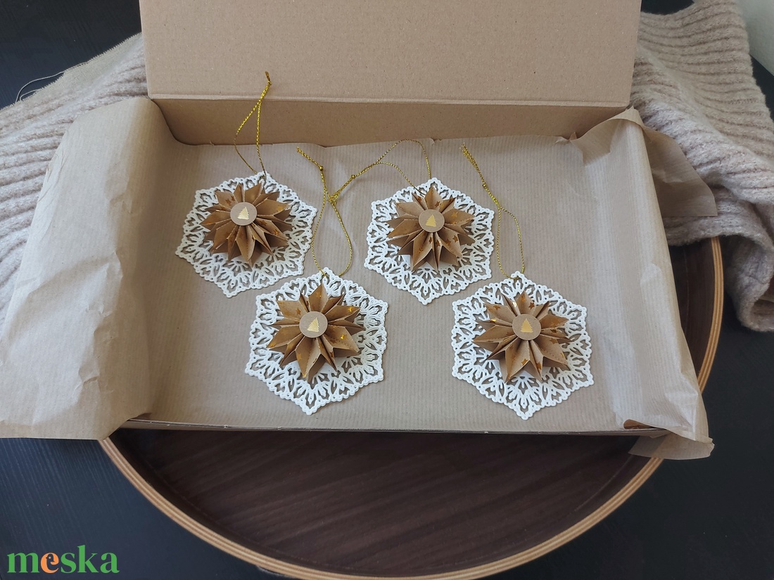 Karácsonyfadísz - Papír hópehely csillag - karácsony - karácsonyi lakásdekoráció - karácsonyfadíszek - Meska.hu