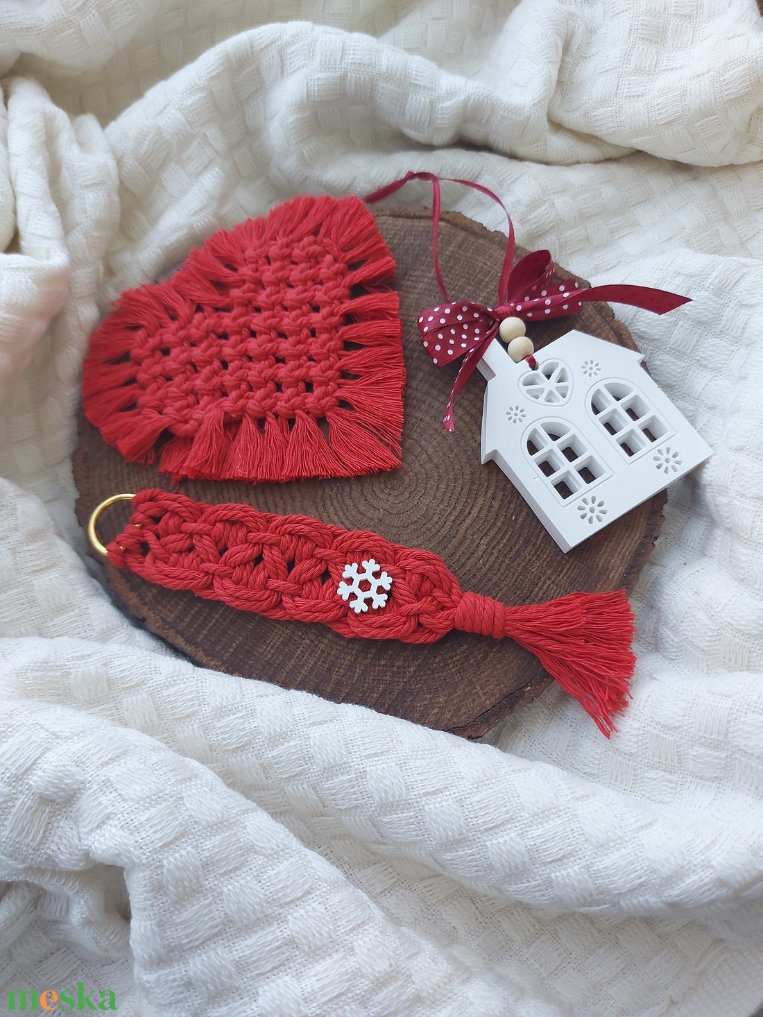 Karácsonyi ajándékcsomag - piros makramé poháralátét, könyvjelző, karácsonyfadísz - karácsony - karácsonyi ajándékozás - karácsonyi ajándékcsomagolás - Meska.hu