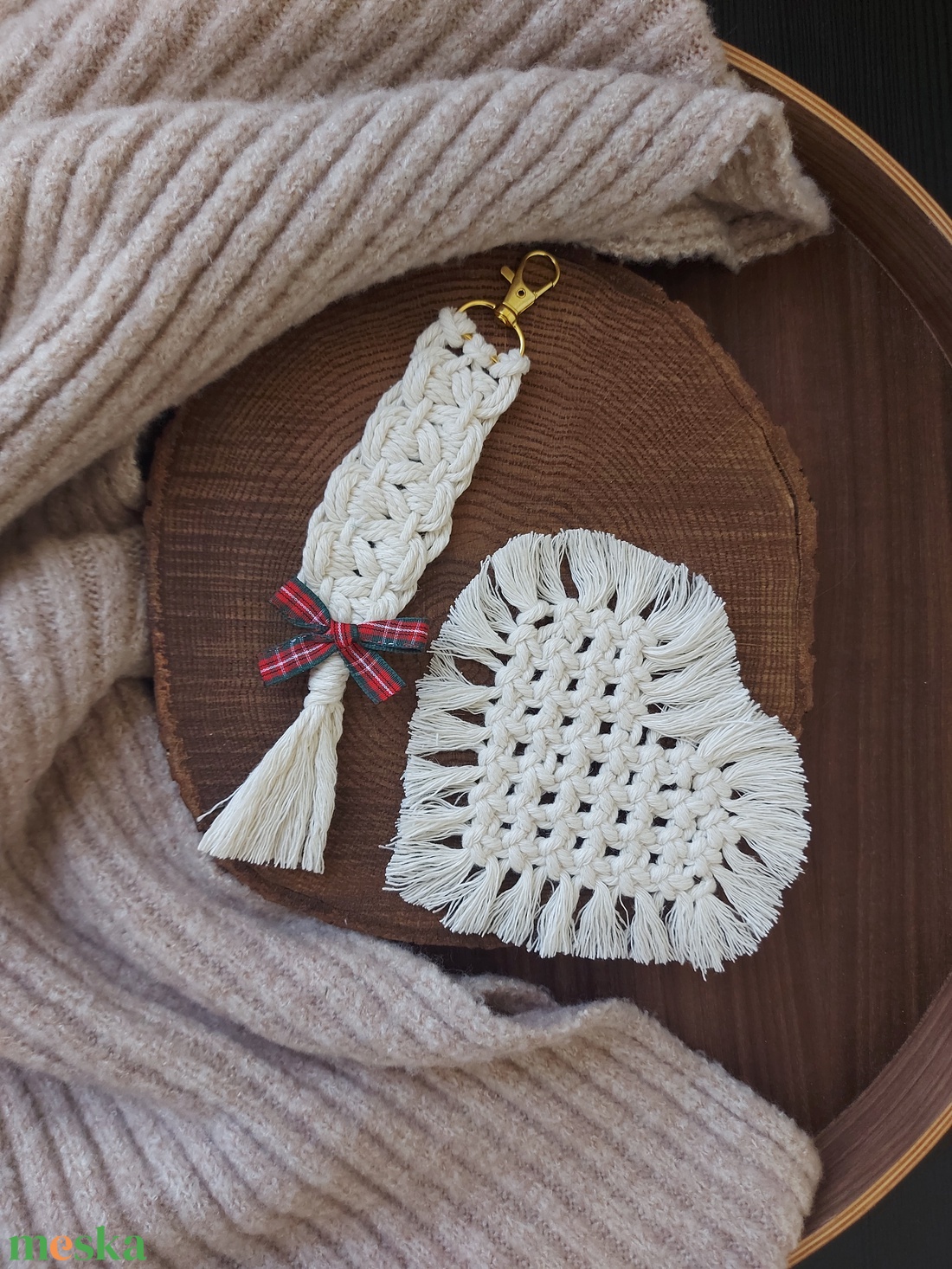 Szív alakú poháralátét és kulcstartó ajándékcsomag, szett - fehér, makramé - otthon & életmód - konyhafelszerelés, tálalás - tálalás - tányér- és poháralátét - Meska.hu