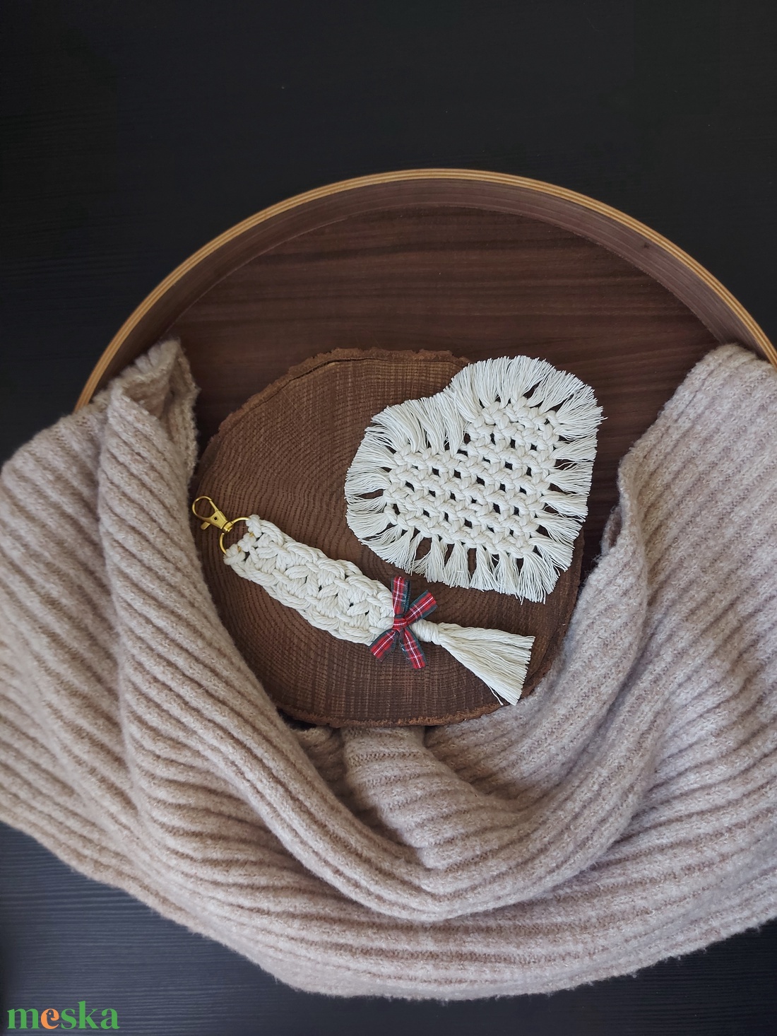 Szív alakú poháralátét és kulcstartó ajándékcsomag, szett - fehér, makramé - otthon & életmód - konyhafelszerelés, tálalás - tálalás - tányér- és poháralátét - Meska.hu