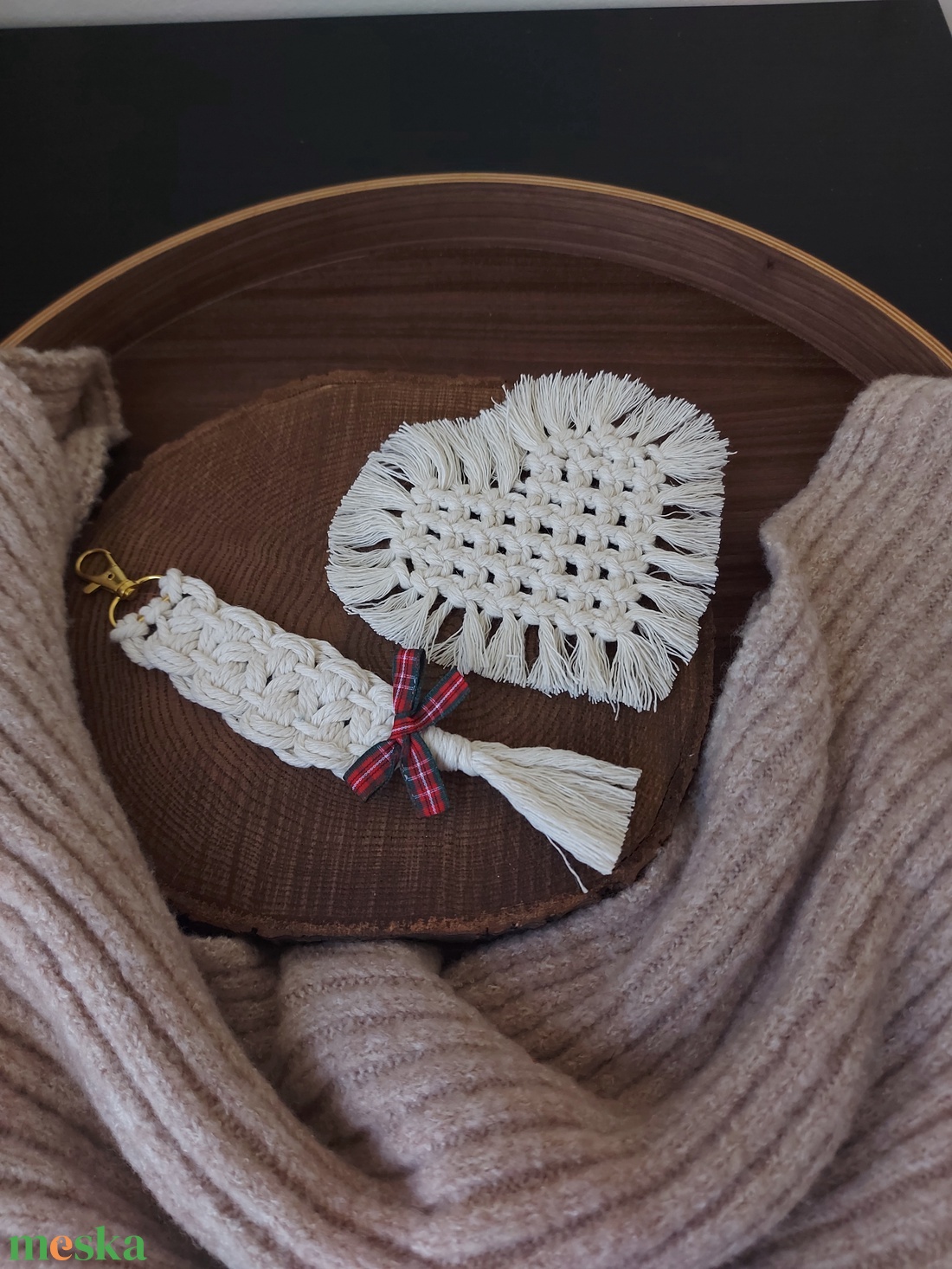 Szív alakú poháralátét és kulcstartó ajándékcsomag, szett - fehér, makramé - otthon & életmód - konyhafelszerelés, tálalás - tálalás - tányér- és poháralátét - Meska.hu