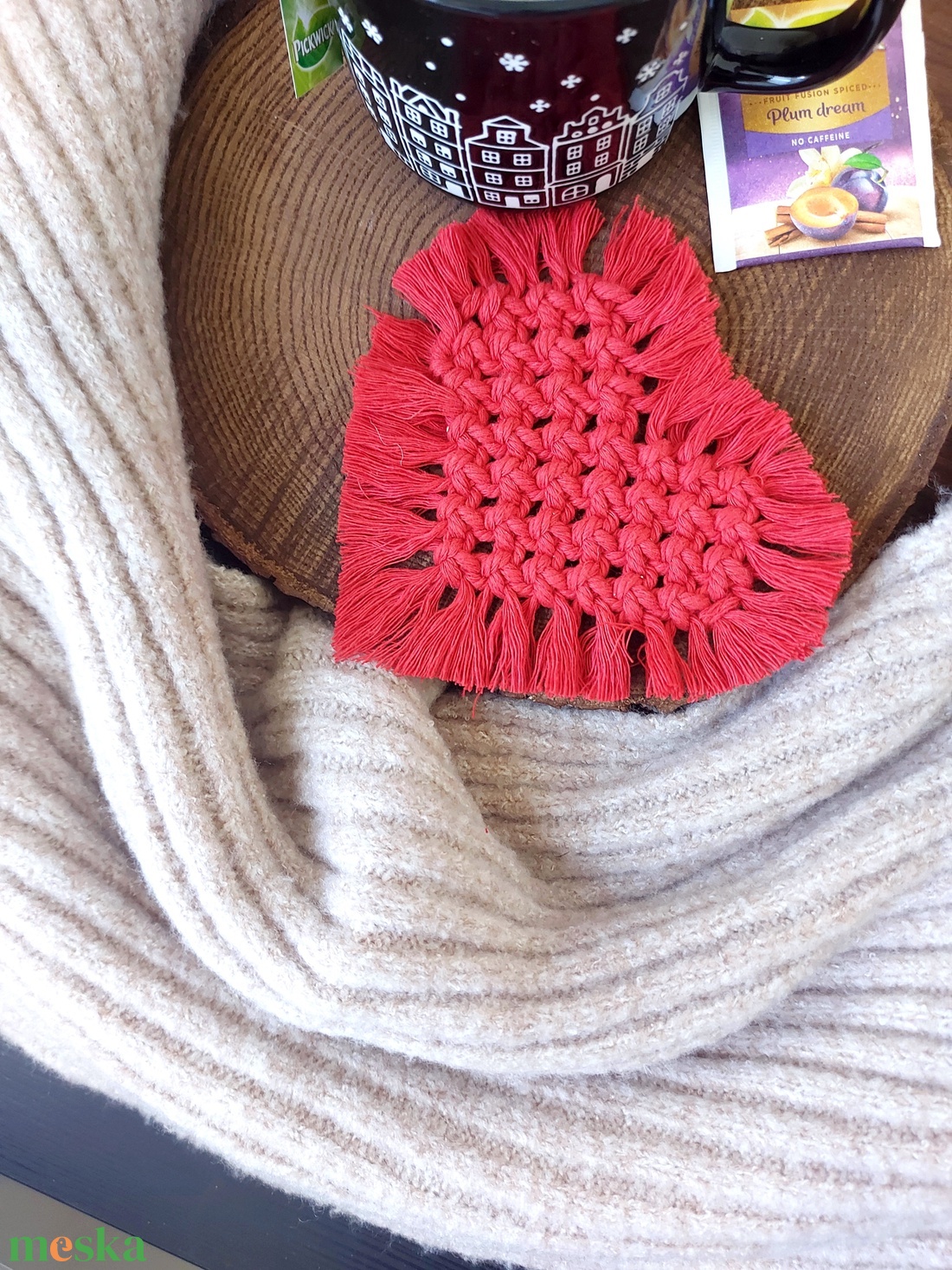 Szív alakú poháralátét - piros makramé - otthon & életmód - konyhafelszerelés, tálalás - tálalás - tányér- és poháralátét - Meska.hu