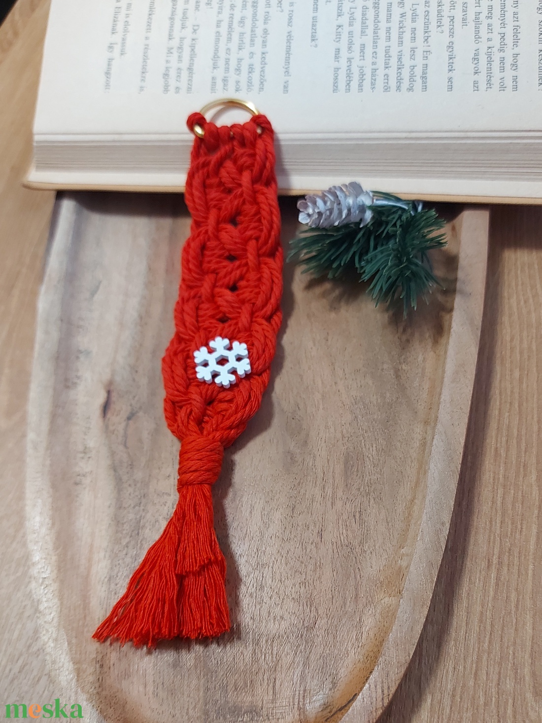 Könyvjelző - makramé piros , hópihe - könyv & zene - könyvjelző - Meska.hu