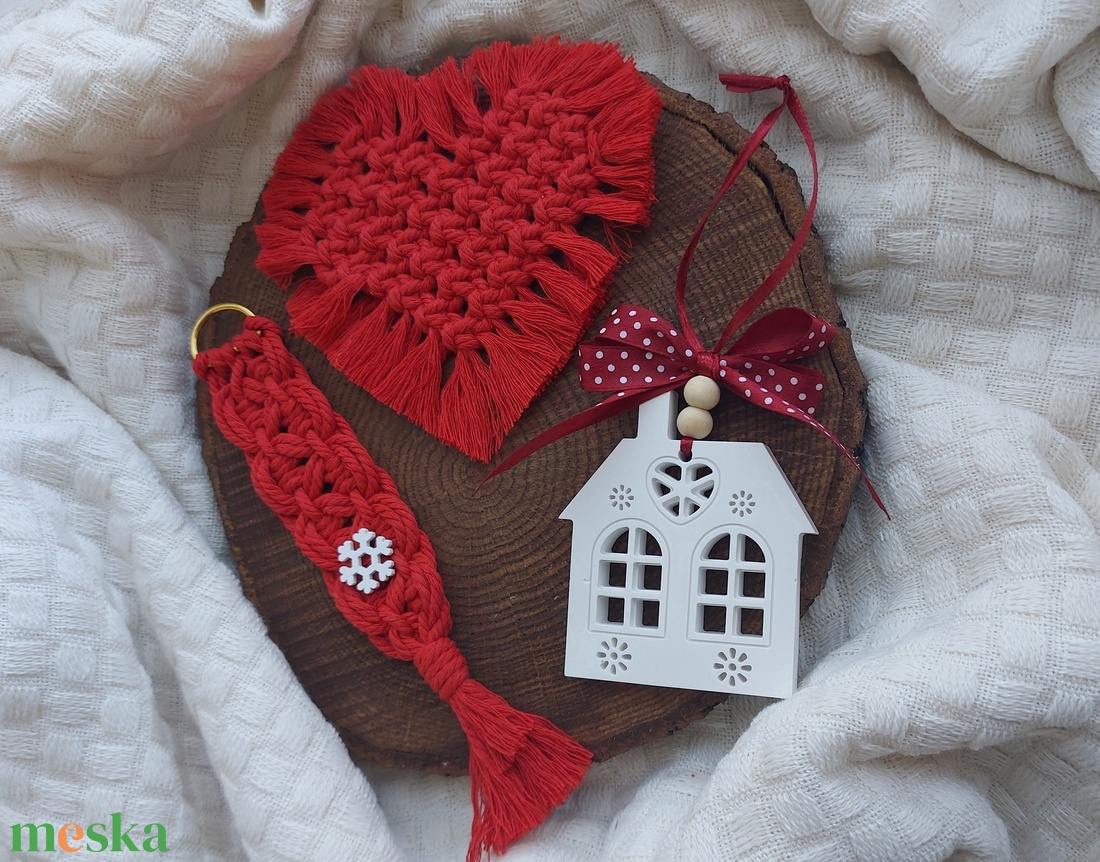 Karácsonyi ajándékcsomag - piros makramé poháralátét, könyvjelző, karácsonyfadísz - karácsony - karácsonyi ajándékozás - karácsonyi ajándékcsomagolás - Meska.hu