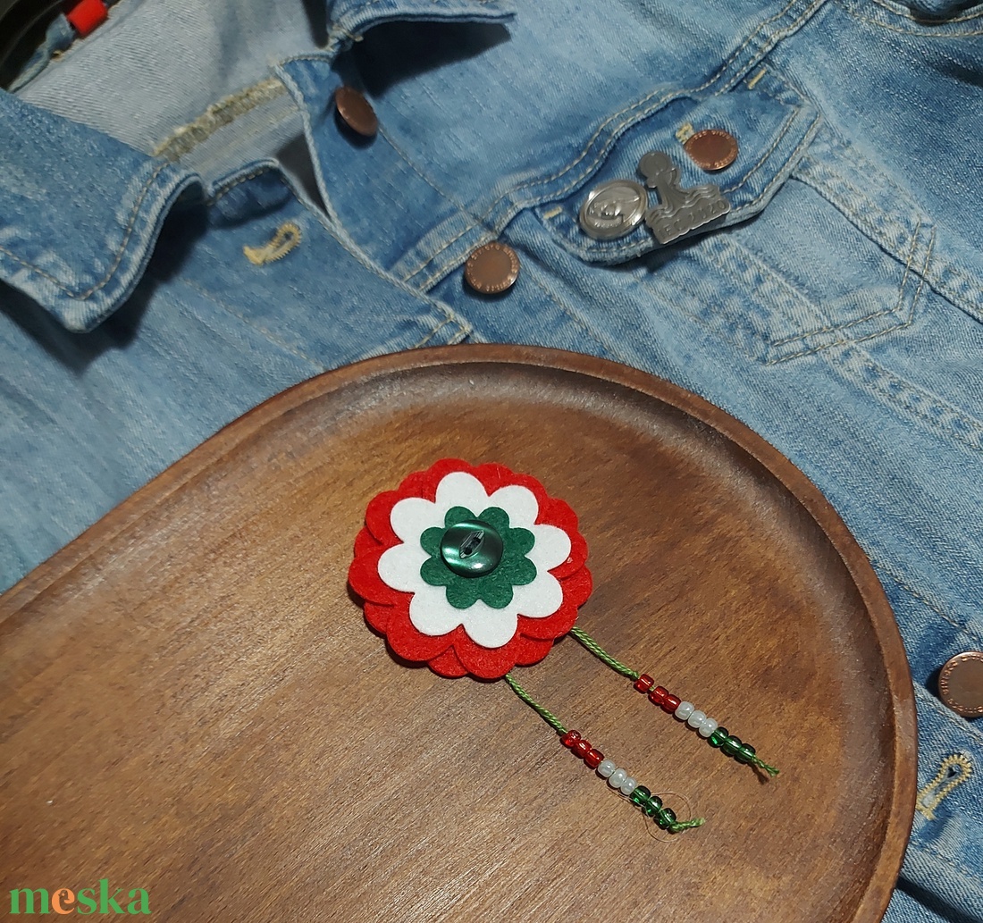 Kokárda virág - filc anyag - ékszer - kitűző és bross - Meska.hu