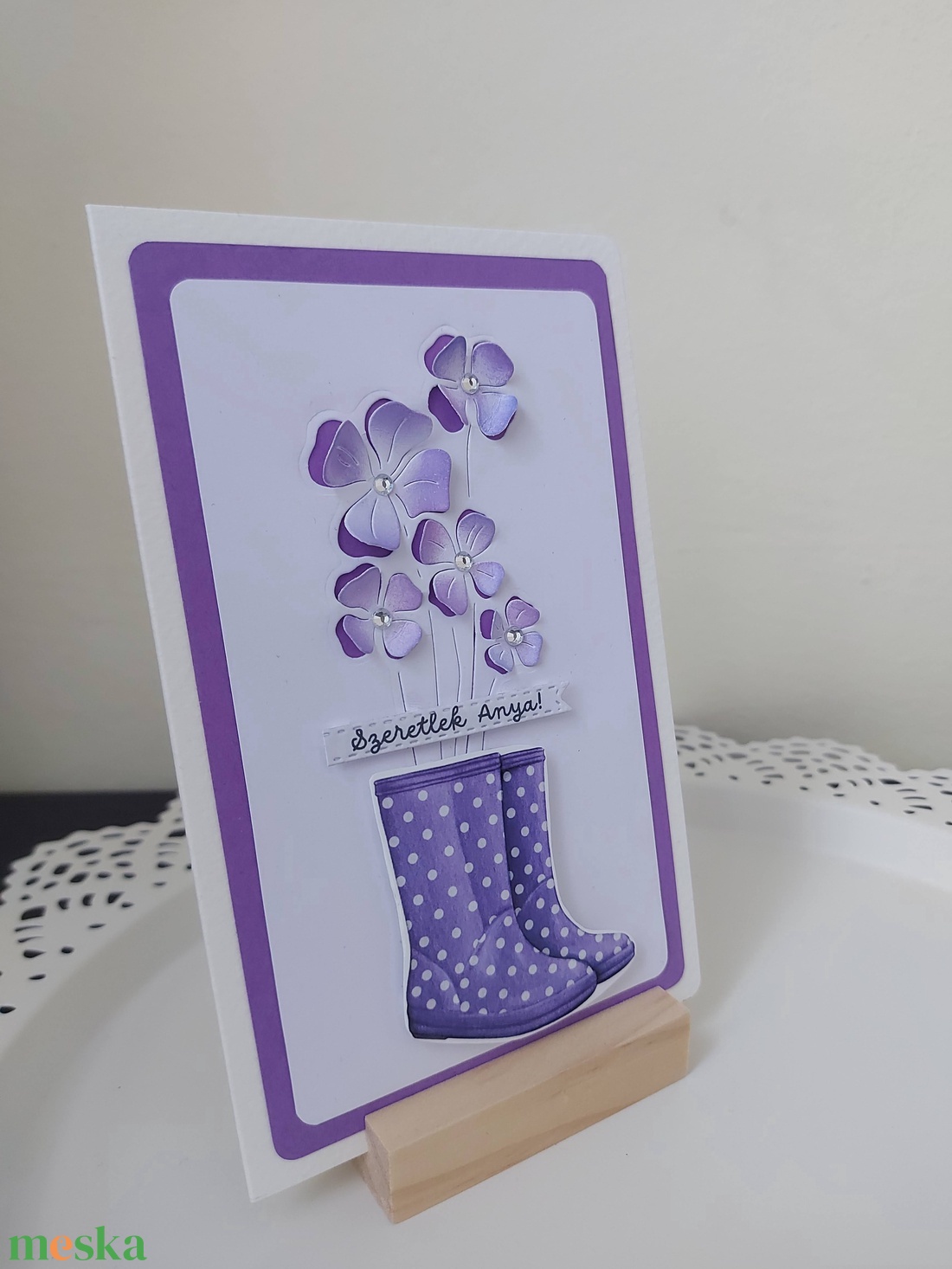 Képeslap anyának - lila virágos csizmás - otthon & életmód - papír, írószer - ajándékozás kellékei - képeslap, üdvözlőlap - Meska.hu