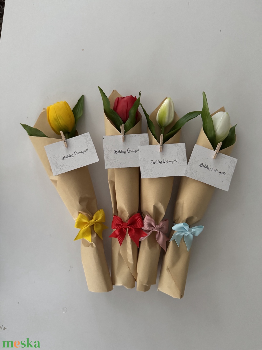 Tulipán hajgumival - otthon & életmód - virágdekoráció - virágok - szálas virág - Meska.hu