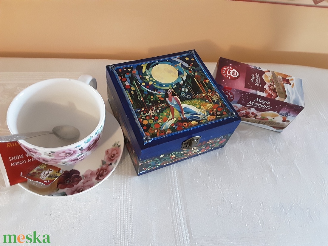Teásdoboz Lana Del Ray stilizált képével - otthon & életmód - konyhafelszerelés, tálalás - konyhai tárolás - tea & kávé tárolás - Meska.hu Teásdoboz Lana Del Ray stilizált képével - otthon & életmód - konyhafelszerelés, tálalás - konyhai tárolás - tea & kávé tárolás - Meska.hu