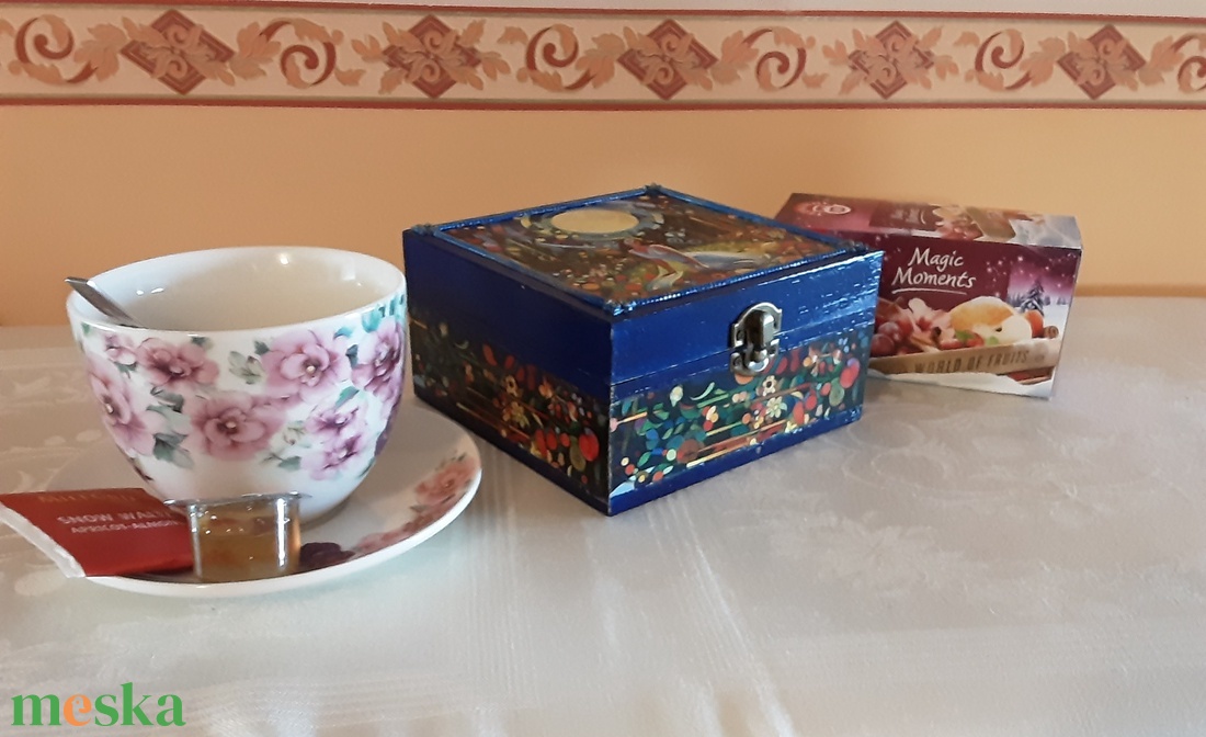 Teásdoboz Lana Del Ray stilizált képével - otthon & életmód - konyhafelszerelés, tálalás - konyhai tárolás - tea & kávé tárolás - Meska.hu Teásdoboz Lana Del Ray stilizált képével - otthon & életmód - konyhafelszerelés, tálalás - konyhai tárolás - tea & kávé tárolás - Meska.hu