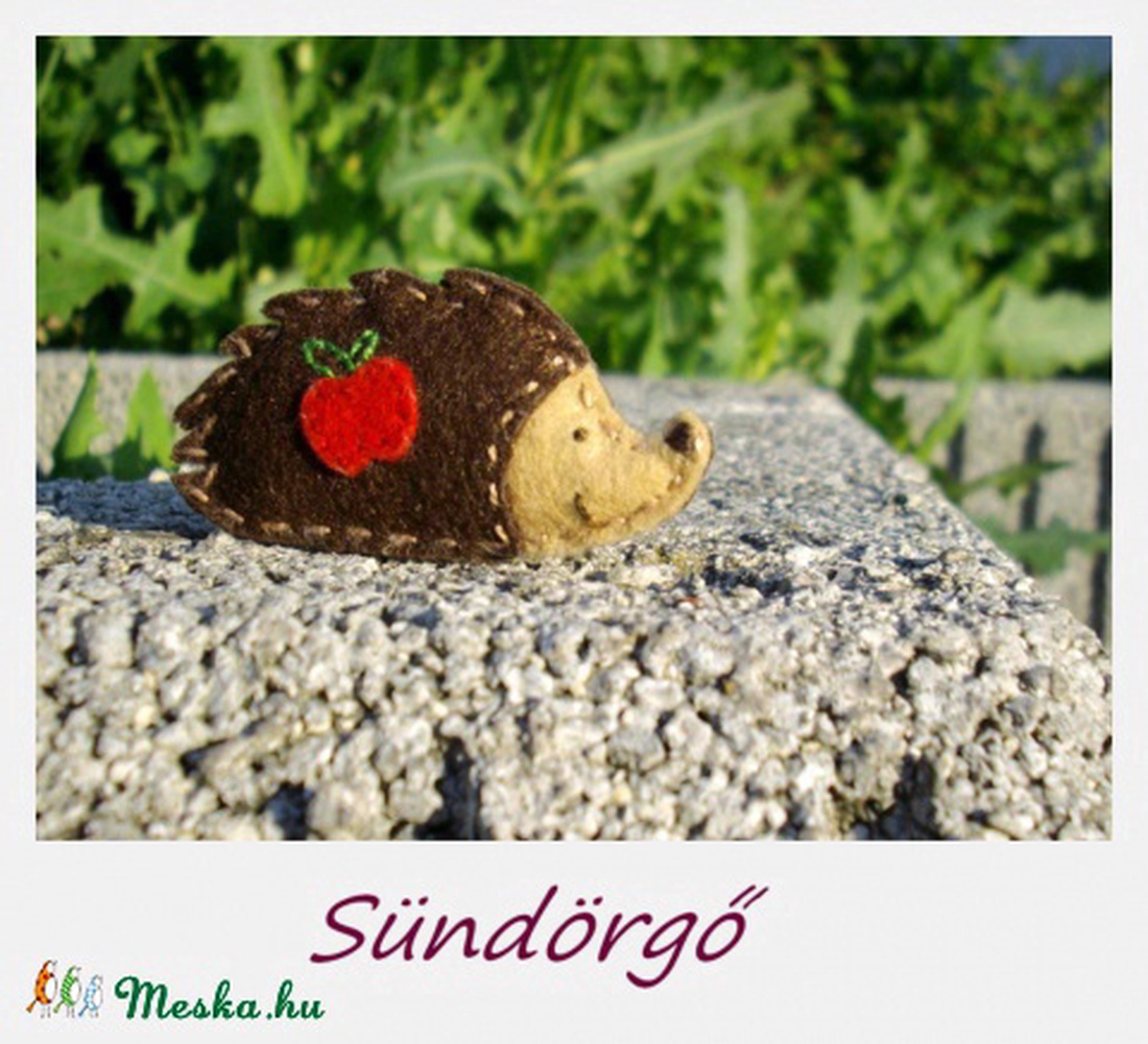 Süni kitűző (Sündörgő) -  - Meska.hu