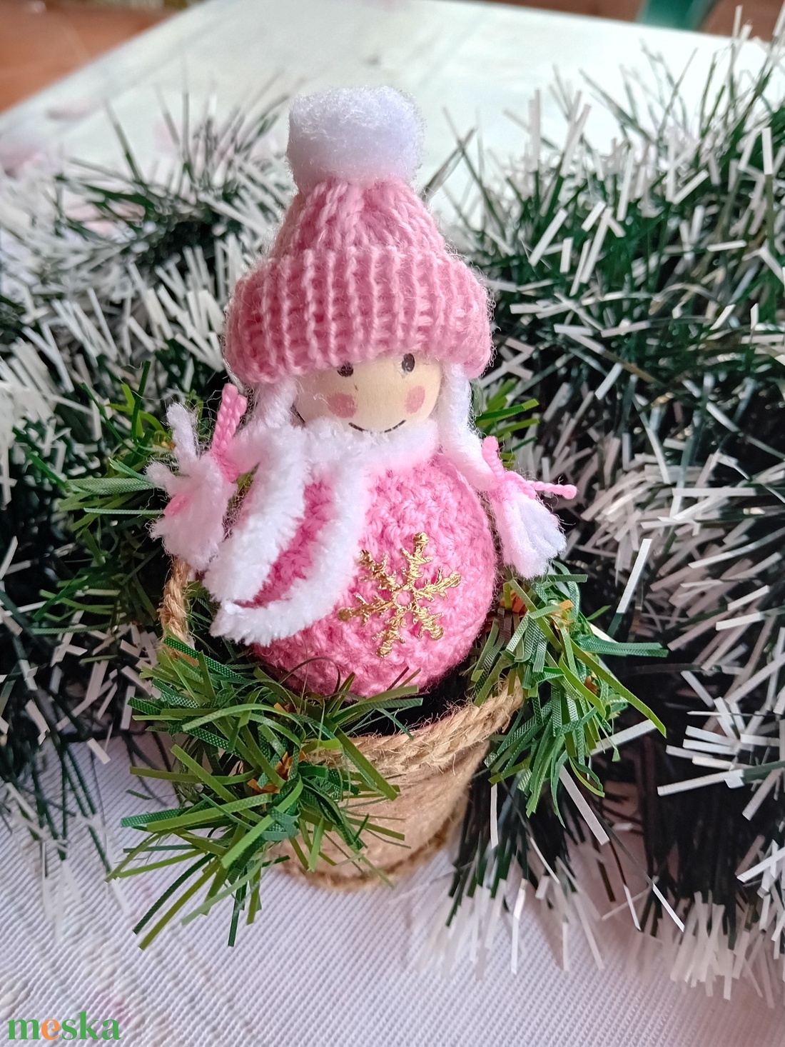 Karácsonyi kislány figura rózsaszínben - karácsony - karácsonyi lakásdekoráció - karácsonyfadíszek - Meska.hu