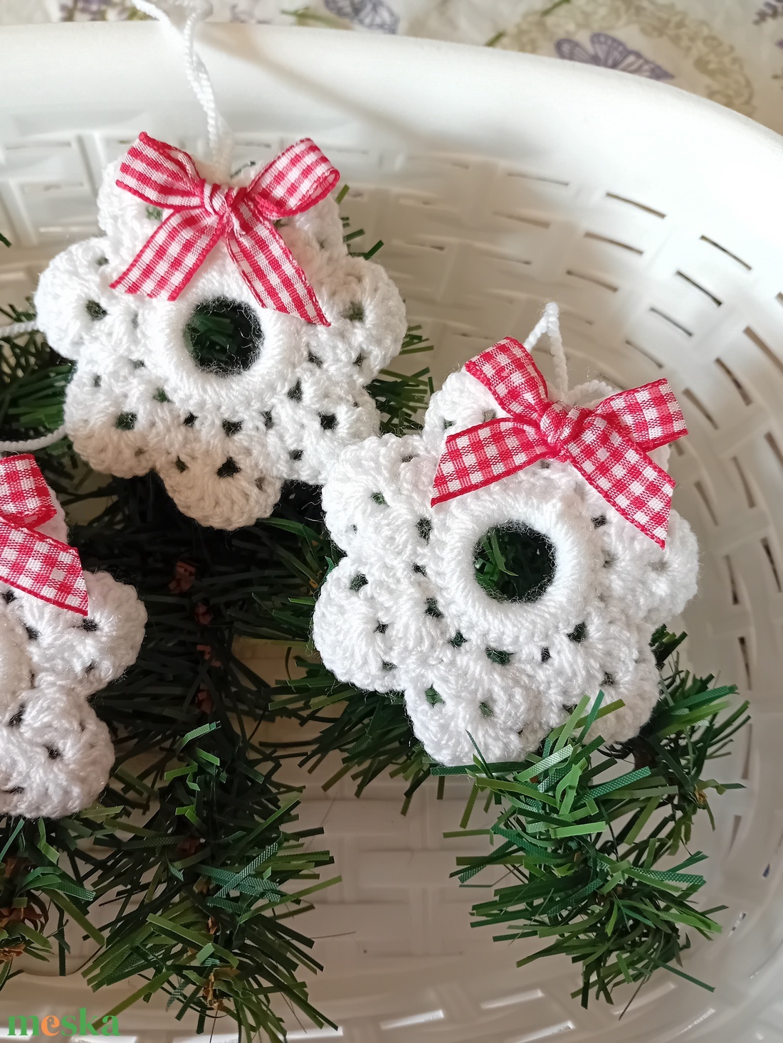 Horgolt fehér dekoráció, fenyődísz - karácsony - karácsonyi lakásdekoráció - karácsonyfadíszek - Meska.hu