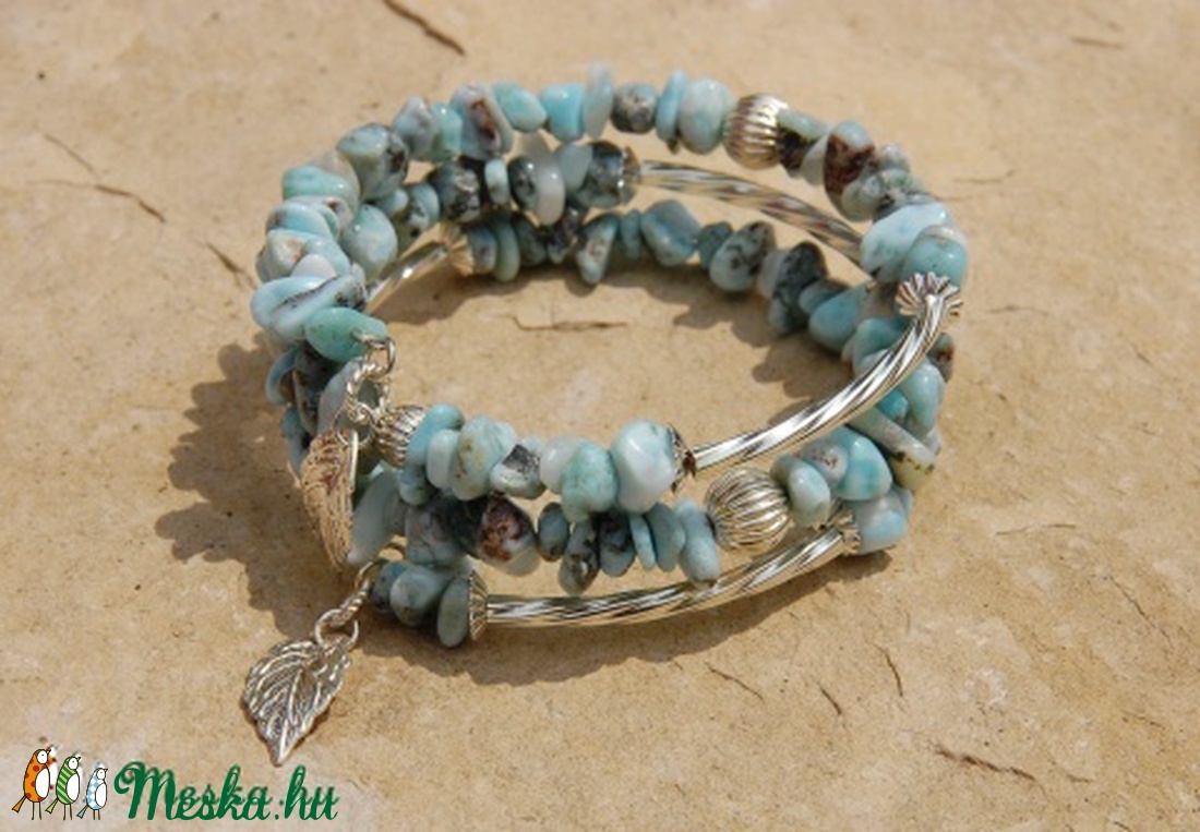Larimár töret ásvány, memória drótos karkötő, ezüstözött díszek -  - Meska.hu