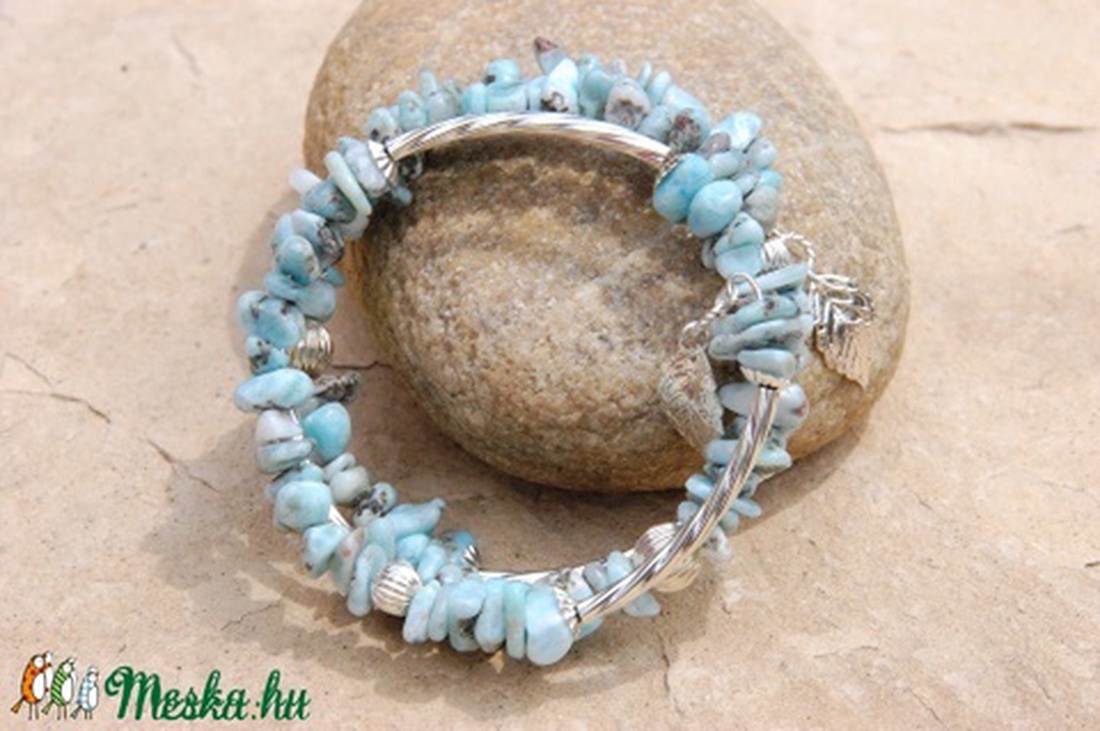Larimár töret ásvány, memória drótos karkötő, ezüstözött díszek -  - Meska.hu