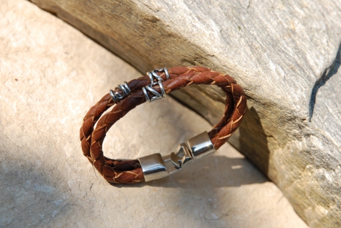 Két soros bivalybőr karkötő, kézi fonás, tibeti ezüst díszek, unisex -  - Meska.hu