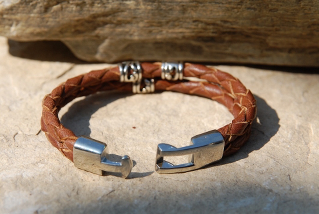 Két soros bivalybőr karkötő, kézi fonás, tibeti ezüst díszek, unisex -  - Meska.hu